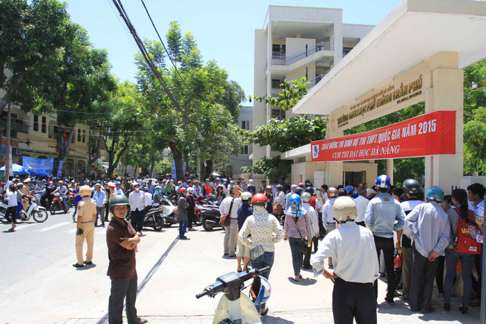 Theo thống kê, sáng 1/7 có gần 30.000 thí sinh tỉnh Quảng Nam và thành phố Đà Nẵng bước vào buổi thi đầu tiên kỳ thi tốt nghiệp THPT quốc gia, do ĐH Đà Nẵng chủ trì. Thời tiết ở Đà Nẵng nắng nóng. Trong buổi thi đầu tiên, chưa có sự cố nào lớn xảy ra...chỉ có 3 trường hợp bị đình chỉ thi Theo thống kê, sáng 1/7 có gần 30.000 thí sinh tỉnh Quảng Nam và thành phố Đà Nẵng bước vào buổi thi đầu tiên kỳ thi tốt nghiệp THPT quốc gia, do ĐH Đà Nẵng chủ trì. Thời tiết ở Đà Nẵng nắng nóng. Trong buổi thi đầu tiên, chưa có sự cố nào lớn xảy ra...chỉ có 3 trường hợp bị đình chỉ thi
