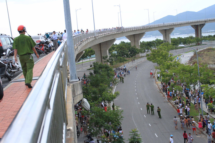 Tai nạn khiến hai người phụ nữ và một cháu nhỏ rơi từ trên cầu xuống, hai người phụ nữ chết thảm, cháu nhỏ bị thương nặng. Ảnh Thùy Linh Tai nạn khiến hai người phụ nữ và một cháu nhỏ rơi từ trên cầu xuống, hai người phụ nữ chết thảm, cháu nhỏ bị thương nặng. Ảnh Thùy Linh