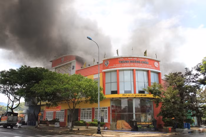 Đây là công ty chuyên kinh doanh sản phẩm sơn, trụ sở rộng khoảng hơn 500m2, phía sau có kho chứa sơn, nên nhiều vật dụng dễ cháy, nổ. Trong quá trình dập lửa, nhiều tiếng nổ lớn phát ra từ phía kho...