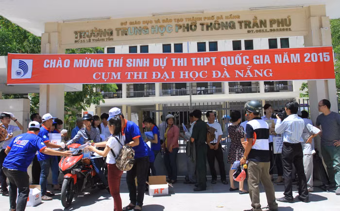 Thanh niên tình nguyện "đội nắng" tiếp sức mùa thi... Thanh niên tình nguyện "đội nắng" tiếp sức mùa thi...
