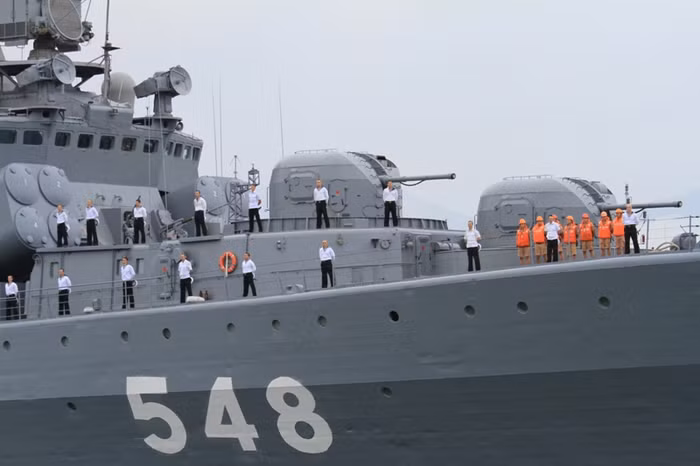 Các sỹ quan, thủy thủ trên tàu chống ngầm (BPK) “Đô đốc Panteleev”.