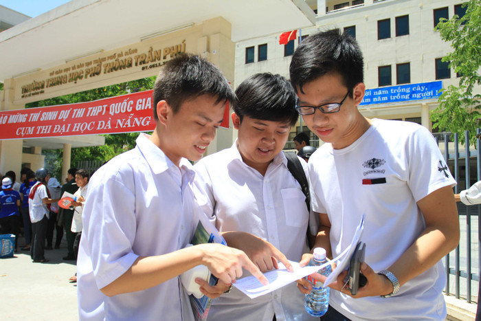 Các thí sinh làm bài tốt, vui vẻ bàn tán đề thi môn Toán sau khi đã hoàn thành bài thi... Các thí sinh làm bài tốt, vui vẻ bàn tán đề thi môn Toán sau khi đã hoàn thành bài thi...