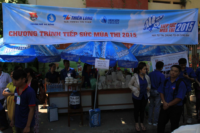 Sáng 1/7, khoảng 30 điểm tiếp sức mùa thi của đoàn viên thanh niên các trường Đại học, Cao đẳng, cơ sở Đoàn trên địa bàn Đà Nẵng đồng loạt ra quân "Tiếp sức mùa thi 2015". Các thanh niên tình nguyện hướng dẫn đường đi, chỗ ở cho những thí sinh ở xa về Đà Nẵng dự thi... Sáng 1/7, khoảng 30 điểm tiếp sức mùa thi của đoàn viên thanh niên các trường Đại học, Cao đẳng, cơ sở Đoàn trên địa bàn Đà Nẵng đồng loạt ra quân "Tiếp sức mùa thi 2015". Các thanh niên tình nguyện hướng dẫn đường đi, chỗ ở cho những thí sinh ở xa về Đà Nẵng dự thi...