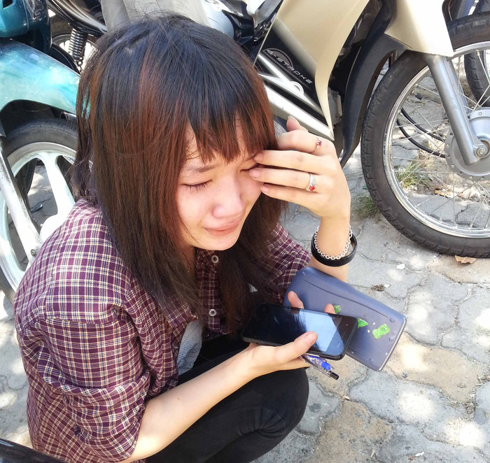 Tuy nhiên, bên cạnh niềm vui làm được bài tốt của các thí sinh thì có một thí sinh quê Quảng Nam buồn bã ngồi khóc ngoài cổng trường. Thí sinh này cho biết, sau khi làm bài thi xong, em nộp bài nhưng quên mất lại bật điện thoại lên để...xem giờ. Và hành vi vô tình đó của em bị giám thị phát hiện và lập biên bản... Tuy nhiên, bên cạnh niềm vui làm được bài tốt của các thí sinh thì có một thí sinh quê Quảng Nam buồn bã ngồi khóc ngoài cổng trường. Thí sinh này cho biết, sau khi làm bài thi xong, em nộp bài nhưng quên mất lại bật điện thoại lên để...xem giờ. Và hành vi vô tình đó của em bị giám thị phát hiện và lập biên bản...