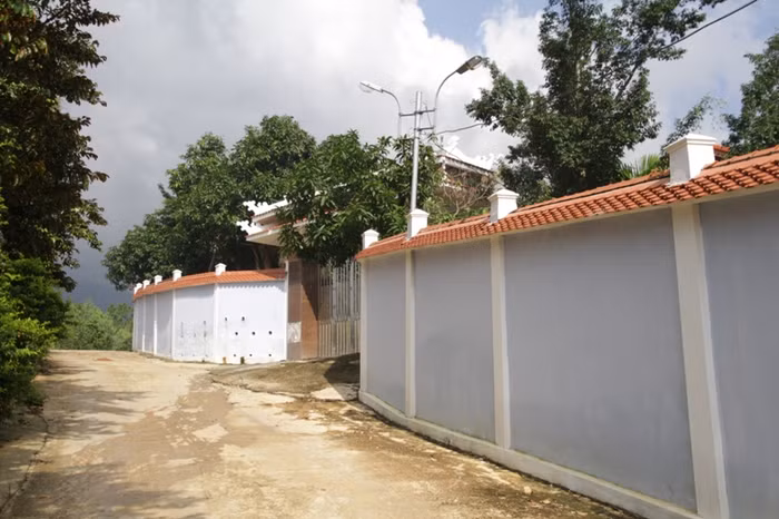 Biệt phủ của "đại gia vàng" Ngô Văn Quang được xây hoành tráng trong một thời gian dài mà không bị xử lý. Ảnh Thùy Linh