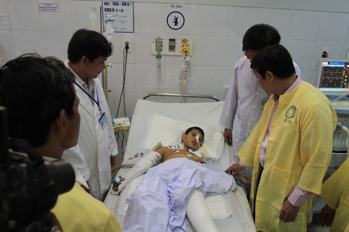 Hiện cháu Minh đã tỉnh táo, tiếp xúc được. Cháu Minh bị rơi từ độ cao khoảng 15m từ trên cầu Thuận Phước xuống dưới đất sau cú tông mạnh của xe ô tô 7 chỗ trên cầu. Các bác sỹ đã tận tình cứu sống cháu Minh, nhiều người vui mừng vì cháu Minh đã thoát khỏi lưỡi hái của tử thần. Ảnh Thùy Linh Hiện cháu Minh đã tỉnh táo, tiếp xúc được. Cháu Minh bị rơi từ độ cao khoảng 15m từ trên cầu Thuận Phước xuống dưới đất sau cú tông mạnh của xe ô tô 7 chỗ trên cầu. Các bác sỹ đã tận tình cứu sống cháu Minh, nhiều người vui mừng vì cháu Minh đã thoát khỏi lưỡi hái của tử thần. Ảnh Thùy Linh