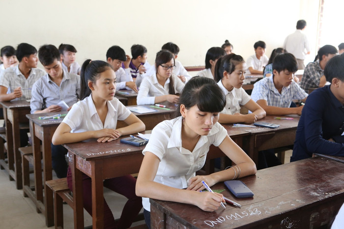 Thí sinh chuẩn bị làm bài thi ở địa điểm thi trường THPT Trần Phú (quận Hải Châu, Đà Nẵng). Ảnh Thùy Linh Thí sinh chuẩn bị làm bài thi ở địa điểm thi trường THPT Trần Phú (quận Hải Châu, Đà Nẵng). Ảnh Thùy Linh