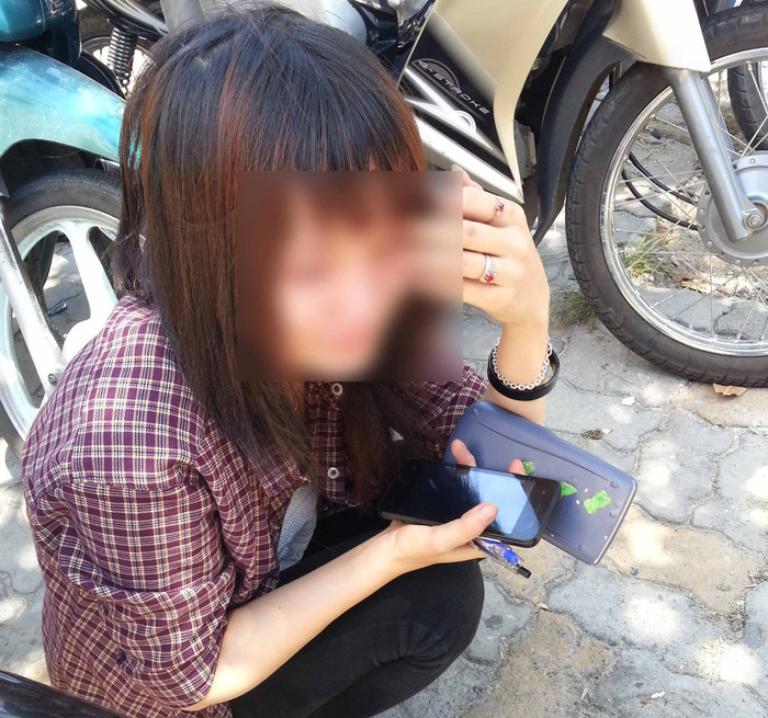 Dù đã được dặn dò không được mang điện thoại di động vào phòng thi nhưng em Y. quên và vô tình lấy điện thoại ra...xem giờ sau khi đã làm bài xong, bị lập biên bản, đình chỉ thi rất đáng tiếc. Ảnh Thùy Linh Dù đã được dặn dò không được mang điện thoại di động vào phòng thi nhưng em Y. quên và vô tình lấy điện thoại ra...xem giờ sau khi đã làm bài xong, bị lập biên bản, đình chỉ thi rất đáng tiếc. Ảnh Thùy Linh