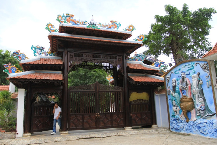 Cổng chính vào được xây dựng nguy nga