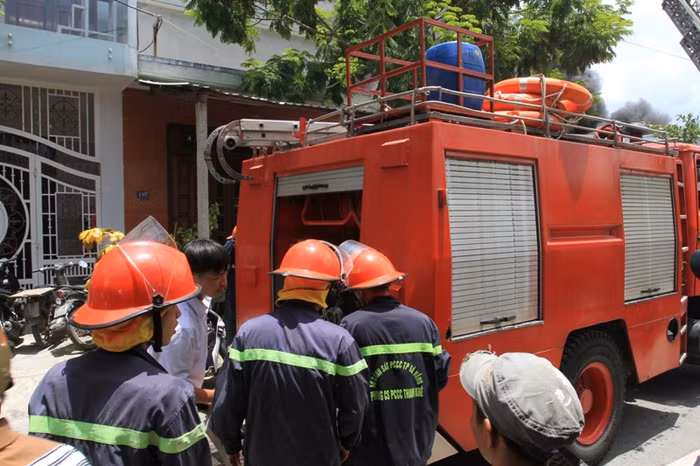 Đến 13h15 ngọn lửa vẫn âm ỉ cháy. Lực lượng cứu hỏa được tăng cường. Thông tin ban đầu, nhiều vật dụng, đồ đoàn trong công ty bị thiêu rụi...