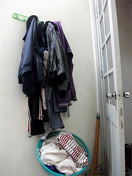 Ở một phòng trọ khác, sinh viên đành chất đống quần áo chờ trời nắng hửng mới đi giặt. Tuy nhiên chiếc móc treo quần áo cũng phải oằn mình vì đống đồ ngày một nhiều. <<Đắng lòng nhà trọ ổ chuột sinh viên <<NHỮNG NỮ SINH DIỆN DÁO DÀI ĐẸP HƠN CẢ HOA HẬU MAI PHƯƠNG THÚY(P29) <<HOTGIRL HỌC V IỆN BÁO CHÍ ĐẸP RẠNG NGỜI TRONG SẮC THU <<NỮ SINH ĐH PHƯƠNG ĐÔNG THƯỚT THA ÁO DÀI <<NGẨN NGƠ TRƯỚC STYLE DỄ THƯƠNG CỦA HƯƠNG ZINNIE