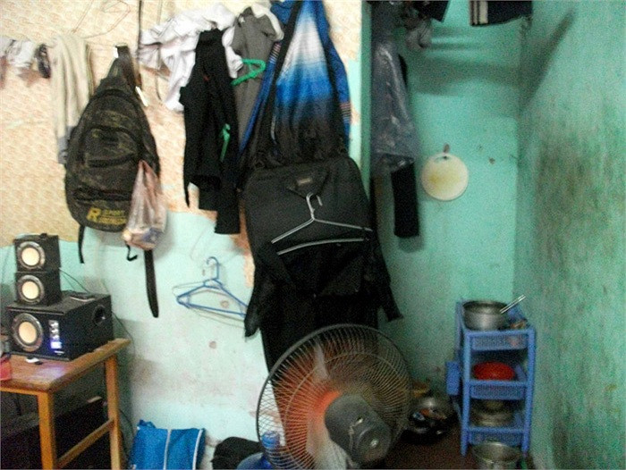 Sinh viên đành phải lấy quạt để hong khô quần áo. <<Đắng lòng nhà trọ ổ chuột sinh viên <<NHỮNG NỮ SINH DIỆN DÁO DÀI ĐẸP HƠN CẢ HOA HẬU MAI PHƯƠNG THÚY(P29) <<HOTGIRL HỌC V IỆN BÁO CHÍ ĐẸP RẠNG NGỜI TRONG SẮC THU <<NỮ SINH ĐH PHƯƠNG ĐÔNG THƯỚT THA ÁO DÀI <<NGẨN NGƠ TRƯỚC STYLE DỄ THƯƠNG CỦA HƯƠNG ZINNIE