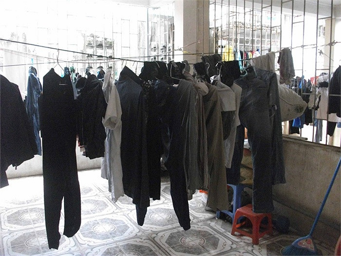 Trong các nhà trọ tập thể của sinh viên, sân phơi luôn trong tình trạng quá tải bởi đống quần áo hơi đã nhiều ngày nay chưa kịp khô. Quần áo sinh viên cũng vì thế mà bốc mùi tập thể. <<Đắng lòng nhà trọ ổ chuột sinh viên <<NHỮNG NỮ SINH DIỆN DÁO DÀI ĐẸP HƠN CẢ HOA HẬU MAI PHƯƠNG THÚY(P29) <<HOTGIRL HỌC V IỆN BÁO CHÍ ĐẸP RẠNG NGỜI TRONG SẮC THU <<NỮ SINH ĐH PHƯƠNG ĐÔNG THƯỚT THA ÁO DÀI <<NGẨN NGƠ TRƯỚC STYLE DỄ THƯƠNG CỦA HƯƠNG ZINNIE