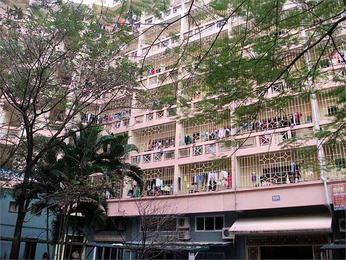 Trời vừa tạnh ráo, các bạn sinh viên không ngần ngại mang quần áo ra phơi, chăng kín trước mỗi căn phòng. <<Đắng lòng nhà trọ ổ chuột sinh viên <<NHỮNG NỮ SINH DIỆN DÁO DÀI ĐẸP HƠN CẢ HOA HẬU MAI PHƯƠNG THÚY(P29) <<HOTGIRL HỌC V IỆN BÁO CHÍ ĐẸP RẠNG NGỜI TRONG SẮC THU <<NỮ SINH ĐH PHƯƠNG ĐÔNG THƯỚT THA ÁO DÀI <<NGẨN NGƠ TRƯỚC STYLE DỄ THƯƠNG CỦA HƯƠNG ZINNIE