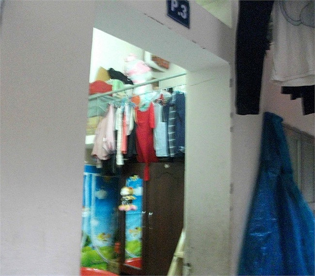 Một số bạn nữ không yên tâm để quần áo bên ngoài đành phải gác thanh chắn để phơi quần áo trong nhà nhưng càng khiến cho căn phòng nhỏ đầy mùi ẩm mốc. <<Đắng lòng nhà trọ ổ chuột sinh viên <<NHỮNG NỮ SINH DIỆN DÁO DÀI ĐẸP HƠN CẢ HOA HẬU MAI PHƯƠNG THÚY(P29) <<HOTGIRL HỌC V IỆN BÁO CHÍ ĐẸP RẠNG NGỜI TRONG SẮC THU <<NỮ SINH ĐH PHƯƠNG ĐÔNG THƯỚT THA ÁO DÀI <<NGẨN NGƠ TRƯỚC STYLE DỄ THƯƠNG CỦA HƯƠNG ZINNIE