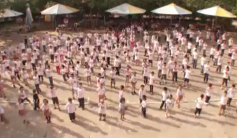 Màn đồng diễn tiết mục Gangnam Style của 300 học sinh tiểu học rất ấn tượng Màn đồng diễn tiết mục Gangnam Style của 300 học sinh tiểu học rất ấn tượng