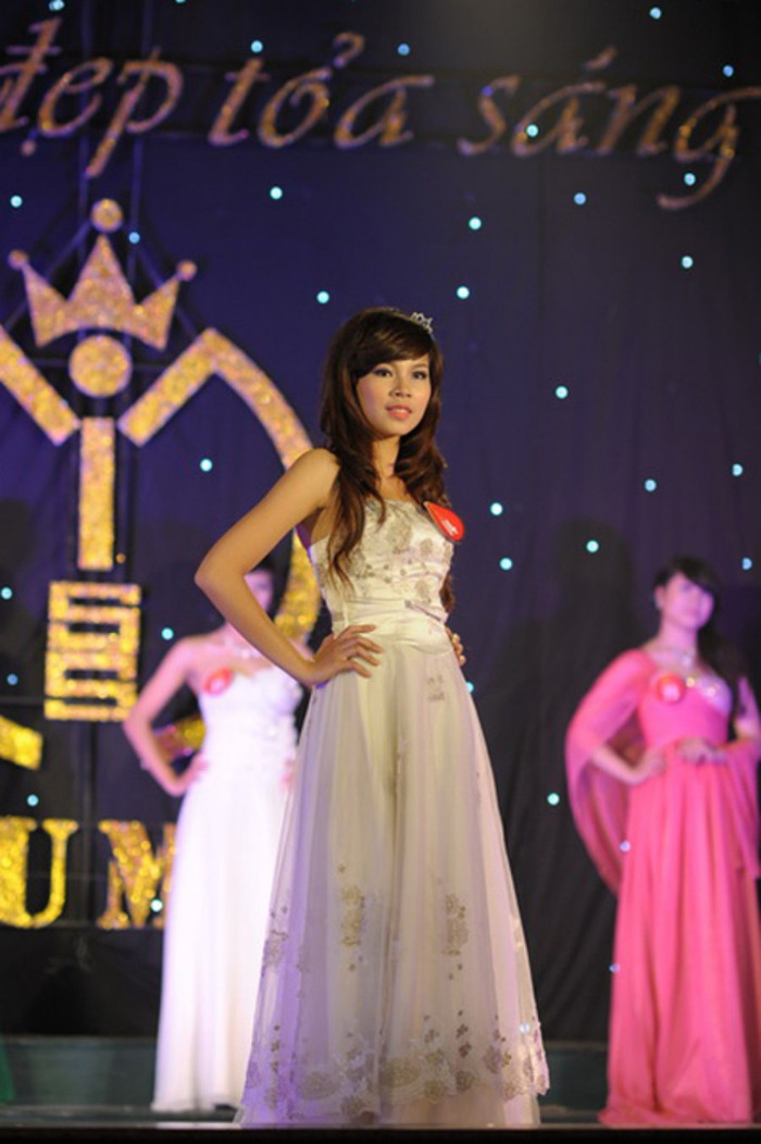 Tự tin và yêu kiều trong trang phục dạ hội. >>Những hotgirl xinh đẹp làm điên đảo cư dân mạng Những nữ sinh đẹp mê hồn giữa đầm sen >>Phát sốt vì vẻ đẹp baby của cô giáo tương lai >>So độ siêu kute của những nữ sinh đình đám nhất Thủ đô >>Phát sốt vì 4 nữ giáo viên xinh đẹp >>Cư dân mạng "điên đảo" vì nhan sắc nữ sinh Trương Tân Uyển >>Hoa khôi ĐH Thương Mại 2012 duyên dáng áo dài