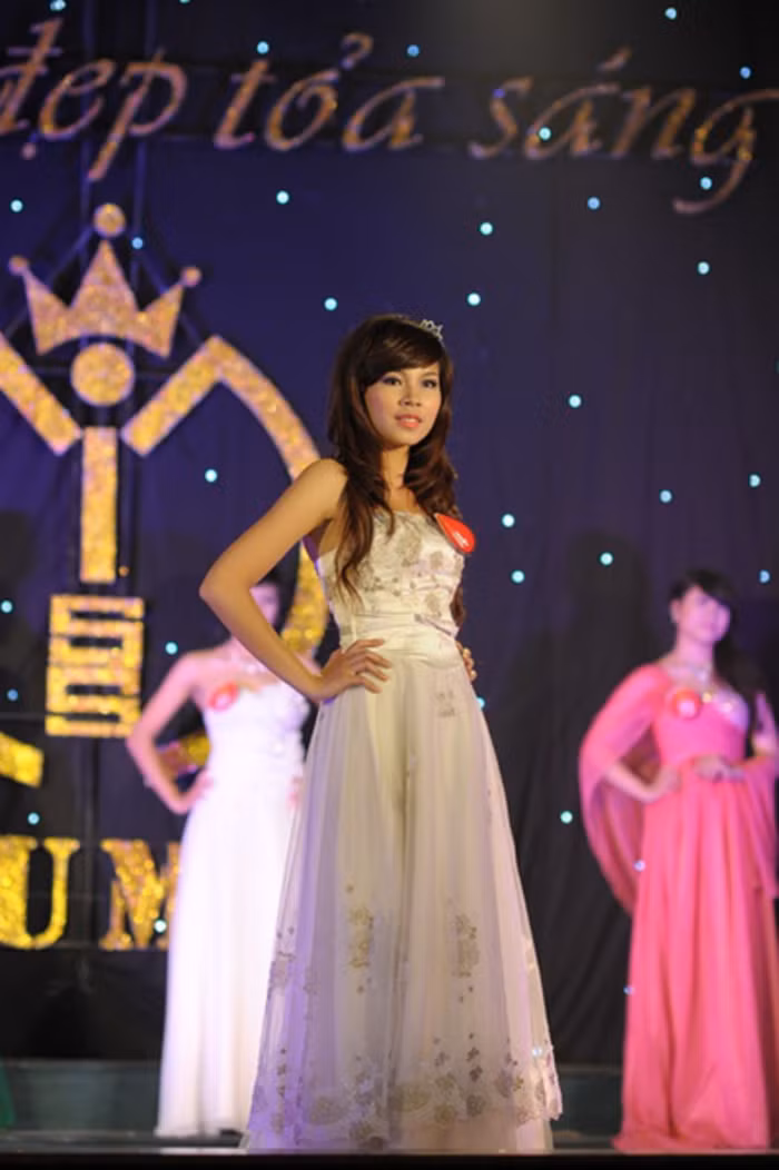 Tự tin và yêu kiều trong trang phục dạ hội. >>Những hotgirl xinh đẹp làm điên đảo cư dân mạng Những nữ sinh đẹp mê hồn giữa đầm sen >>Phát sốt vì vẻ đẹp baby của cô giáo tương lai >>So độ siêu kute của những nữ sinh đình đám nhất Thủ đô >>Phát sốt vì 4 nữ giáo viên xinh đẹp >>Cư dân mạng "điên đảo" vì nhan sắc nữ sinh Trương Tân Uyển >>Hoa khôi ĐH Thương Mại 2012 duyên dáng áo dài