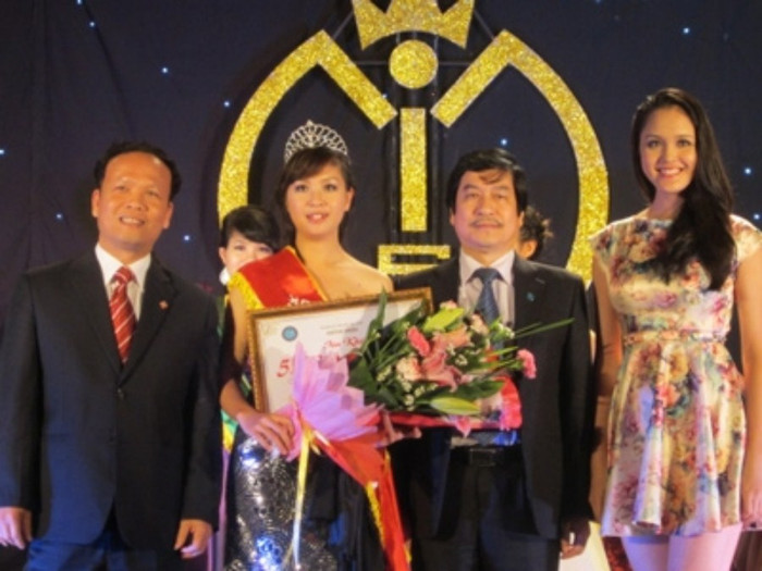 >>Những hotgirl xinh đẹp làm điên đảo cư dân mạng Những nữ sinh đẹp mê hồn giữa đầm sen >>Phát sốt vì vẻ đẹp baby của cô giáo tương lai >>So độ siêu kute của những nữ sinh đình đám nhất Thủ đô >>Phát sốt vì 4 nữ giáo viên xinh đẹp >>Cư dân mạng "điên đảo" vì nhan sắc nữ sinh Trương Tân Uyển >>Hoa khôi ĐH Thương Mại 2012 duyên dáng áo dài