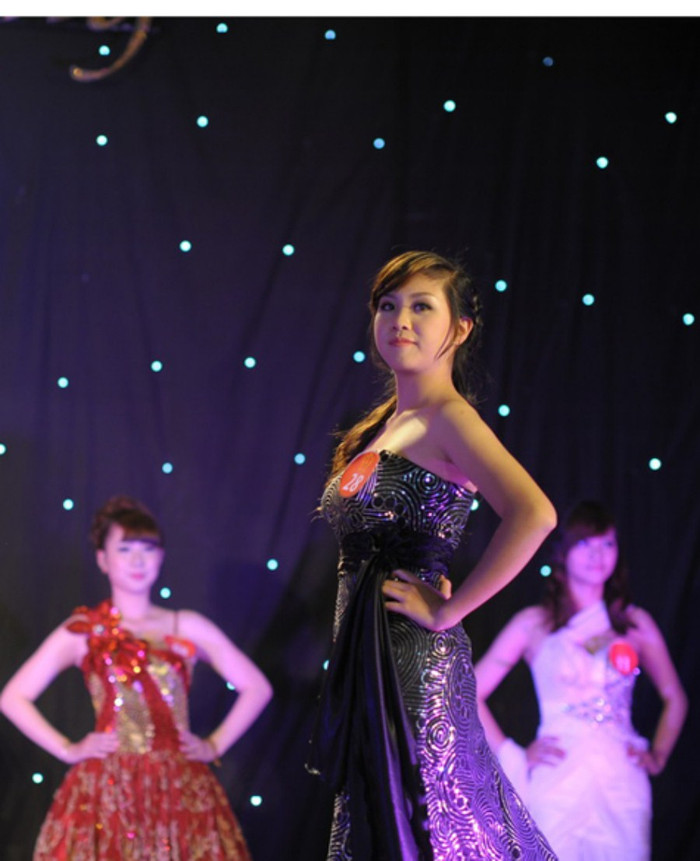 Những nữ sinh ĐH Mỏ địa chất cũng vô cùng quyến rũ và gợi cảm . >>Những hotgirl xinh đẹp làm điên đảo cư dân mạng Những nữ sinh đẹp mê hồn giữa đầm sen >>Phát sốt vì vẻ đẹp baby của cô giáo tương lai >>So độ siêu kute của những nữ sinh đình đám nhất Thủ đô >>Phát sốt vì 4 nữ giáo viên xinh đẹp >>Cư dân mạng "điên đảo" vì nhan sắc nữ sinh Trương Tân Uyển >>Hoa khôi ĐH Thương Mại 2012 duyên dáng áo dài