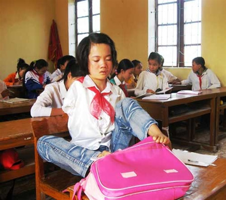 Giàu hai con mắt, khó hai bàn tay. Cái khó ấy lại ập vào một cô gái nhà nghèo ở vùng quê heo hút - thôn 9 Đoàn Kết, xã Đông Thịnh, huyện Đông Sơn (Thanh Hóa) thì nỗi đau, bất hạnh càng nhân lên. Bao giọt nước mắt của Thắm, của gia đình, của người đời xót thương em đã chảy. >>Vẻ đẹp mặn mà của hotgirl Midu >>Những gương mặt cực hot tại Miss Việt Đức >>Những nữ sinh tỏa sáng tại Hoa hậu Phụ nữ Việt Nam qua ảnh >>So độ siêu kute của những nữ sinh đình đám nhất Thủ đô >>Phát sốt vì 4 nữ giáo viên xinh đẹp >>Hoa khôi ĐH Thương Mại 2012 duyên dáng áo dài >>Những hotgirl xinh đẹp làm điên đảo cư dân mạng Những nữ sinh đẹp mê hồn giữa đầm sen Giàu hai con mắt, khó hai bàn tay. Cái khó ấy lại ập vào một cô gái nhà nghèo ở vùng quê heo hút - thôn 9 Đoàn Kết, xã Đông Thịnh, huyện Đông Sơn (Thanh Hóa) thì nỗi đau, bất hạnh càng nhân lên. Bao giọt nước mắt của Thắm, của gia đình, của người đời xót thương em đã chảy. >>Vẻ đẹp mặn mà của hotgirl Midu >>Những gương mặt cực hot tại Miss Việt Đức >>Những nữ sinh tỏa sáng tại Hoa hậu Phụ nữ Việt Nam qua ảnh >>So độ siêu kute của những nữ sinh đình đám nhất Thủ đô >>Phát sốt vì 4 nữ giáo viên xinh đẹp >>Hoa khôi ĐH Thương Mại 2012 duyên dáng áo dài >>Những hotgirl xinh đẹp làm điên đảo cư dân mạng Những nữ sinh đẹp mê hồn giữa đầm sen