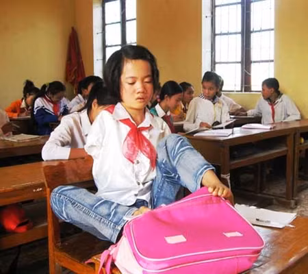 Giàu hai con mắt, khó hai bàn tay. Cái khó ấy lại ập vào một cô gái nhà nghèo ở vùng quê heo hút - thôn 9 Đoàn Kết, xã Đông Thịnh, huyện Đông Sơn (Thanh Hóa) thì nỗi đau, bất hạnh càng nhân lên. Bao giọt nước mắt của Thắm, của gia đình, của người đời xót thương em đã chảy. >>Vẻ đẹp mặn mà của hotgirl Midu >>Những gương mặt cực hot tại Miss Việt Đức >>Những nữ sinh tỏa sáng tại Hoa hậu Phụ nữ Việt Nam qua ảnh >>So độ siêu kute của những nữ sinh đình đám nhất Thủ đô >>Phát sốt vì 4 nữ giáo viên xinh đẹp >>Hoa khôi ĐH Thương Mại 2012 duyên dáng áo dài >>Những hotgirl xinh đẹp làm điên đảo cư dân mạng Những nữ sinh đẹp mê hồn giữa đầm sen