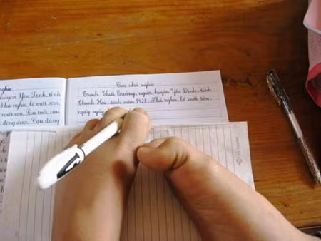 Không chấp nhận nỗi đau, Lê Thị Thắm đã vươn lên hòa nhập với các bạn cùng trang lứa, làm nên những điều kỳ diệu, phi thường. Chỉ bằng đôi chân, Thắm đã tập luyện, viết được chữ, soạn thảo thành thạo văn bản trên máy vi tính, chải tóc, nhặt được rau cho mẹ và nhiều công việc trong sinh hoạt thường ngày. >>Vẻ đẹp mặn mà của hotgirl Midu >>Những gương mặt cực hot tại Miss Việt Đức >>Những nữ sinh tỏa sáng tại Hoa hậu Phụ nữ Việt Nam qua ảnh >>So độ siêu kute của những nữ sinh đình đám nhất Thủ đô >>Phát sốt vì 4 nữ giáo viên xinh đẹp >>Hoa khôi ĐH Thương Mại 2012 duyên dáng áo dài >>Những hotgirl xinh đẹp làm điên đảo cư dân mạng Những nữ sinh đẹp mê hồn giữa đầm sen