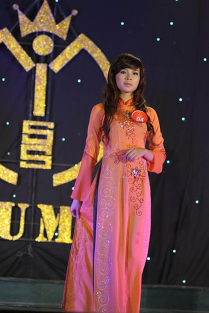 Nữ sinh Đại học Mỏ địa chất thướt tha trong tà áo dài.. >>Những hotgirl xinh đẹp làm điên đảo cư dân mạng Những nữ sinh đẹp mê hồn giữa đầm sen >>Phát sốt vì vẻ đẹp baby của cô giáo tương lai >>So độ siêu kute của những nữ sinh đình đám nhất Thủ đô >>Phát sốt vì 4 nữ giáo viên xinh đẹp >>Cư dân mạng "điên đảo" vì nhan sắc nữ sinh Trương Tân Uyển >>Hoa khôi ĐH Thương Mại 2012 duyên dáng áo dài