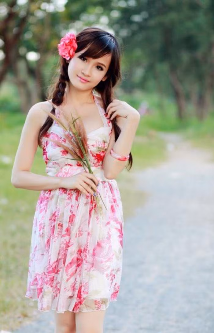 >>Những hotgirl xinh đẹp làm điên đảo cư dân mạng >>Vẻ đẹp mặn mà của hotgirl Midu >>Những gương mặt cực hot tại Miss Việt Đức >>Những nữ sinh tỏa sáng tại Hoa hậu Phụ nữ Việt Nam qua ảnh >>So độ siêu kute của những nữ sinh đình đám nhất Thủ đô >>Phát sốt vì 4 nữ giáo viên xinh đẹp >>Hoa khôi ĐH Thương Mại 2012 duyên dáng áo dài >>Những hotgirl xinh đẹp làm điên đảo cư dân mạng Những nữ sinh đẹp mê hồn giữa đầm sen