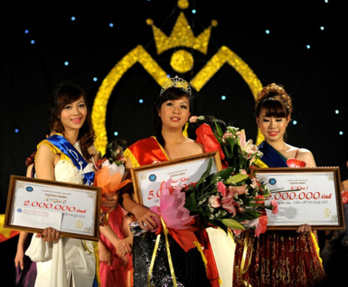 >>Những hotgirl xinh đẹp làm điên đảo cư dân mạng Những nữ sinh đẹp mê hồn giữa đầm sen >>Phát sốt vì vẻ đẹp baby của cô giáo tương lai >>So độ siêu kute của những nữ sinh đình đám nhất Thủ đô >>Phát sốt vì 4 nữ giáo viên xinh đẹp >>Cư dân mạng "điên đảo" vì nhan sắc nữ sinh Trương Tân Uyển >>Hoa khôi ĐH Thương Mại 2012 duyên dáng áo dài