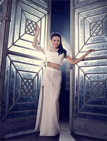 Trong vòng thi tiếp theo, vẻ tự tin và khả năng tạo dáng trước ông kính của các nữ sinh sẽ được khám phá. >>Những hotgirl xinh đẹp làm điên đảo cư dân mạng >>Vẻ đẹp mặn mà của hotgirl Midu >>Những gương mặt cực hot tại Miss Việt Đức >>Những nữ sinh tỏa sáng tại Hoa hậu Phụ nữ Việt Nam qua ảnh >>So độ siêu kute của những nữ sinh đình đám nhất Thủ đô >>Phát sốt vì 4 nữ giáo viên xinh đẹp >>Hoa khôi ĐH Thương Mại 2012 duyên dáng áo dài >>Những hotgirl xinh đẹp làm điên đảo cư dân mạng Những nữ sinh đẹp mê hồn giữa đầm sen