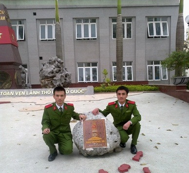 Thủ khoa Đào Đăng Việt (bên phải) Thủ khoa Đào Đăng Việt (bên phải)