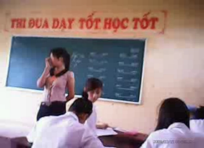 Giám thị vờ như không nhìn thấy gì trước cảnh tiêu cực Giám thị vờ như không nhìn thấy gì trước cảnh tiêu cực