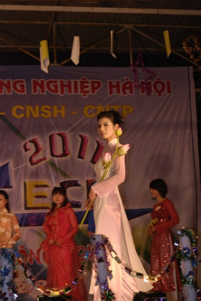 Tú Anh là người hay cười , vui vẻ và dễ gần