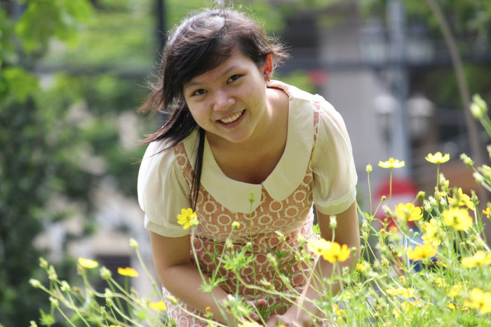 Khánh Hoa cho rằng: "Cuộc sống muôn màu, hãy mỉm cười và bước đi, hãy nhìn về nơi có ánh sáng rực rỡ "