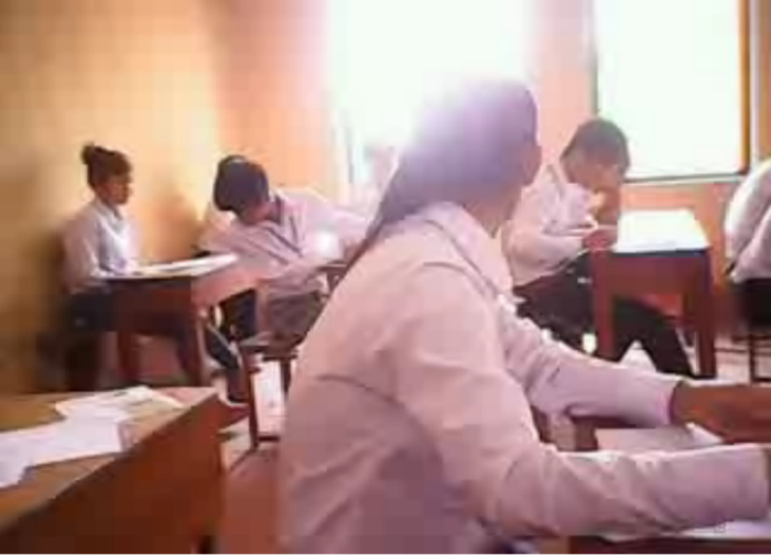 Phòng thi nhốn nháo không khác gì...cái chợ Phòng thi nhốn nháo không khác gì...cái chợ