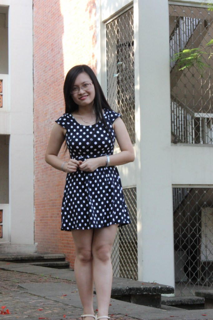 Huyền Trang thích đọc truyện hàng giờ trên mạng