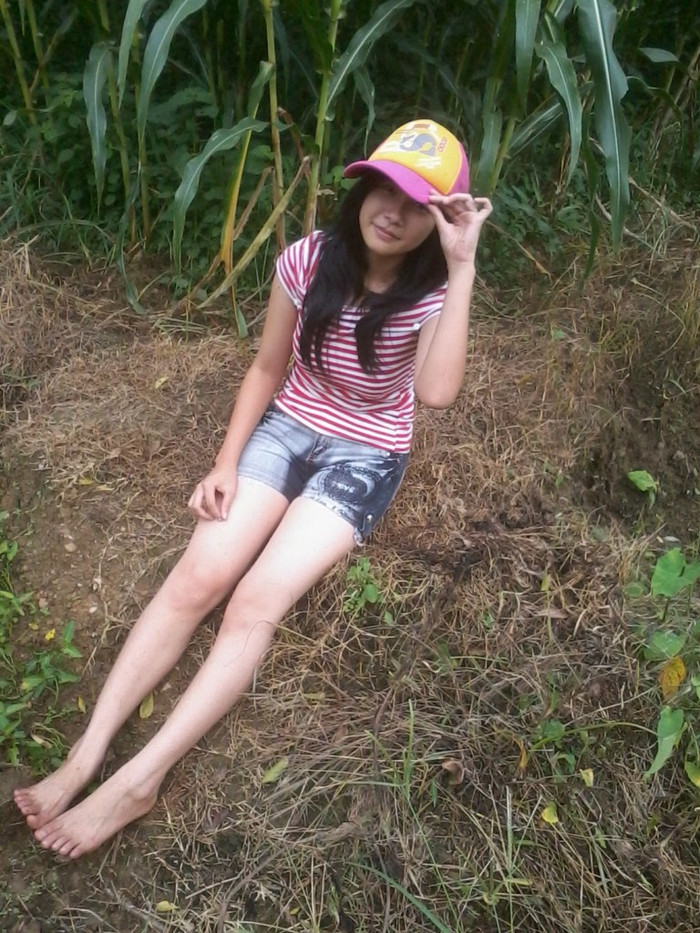 Nguyễn Thị Thùy sinh ngày 03-08-1995, yêu thích môn vật lý