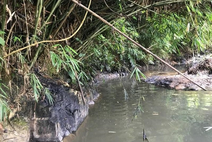 Nước đầu nguồn bị nhiễm dầu thải. Ảnh: Báo infonet. Nước đầu nguồn bị nhiễm dầu thải. Ảnh: Báo infonet.