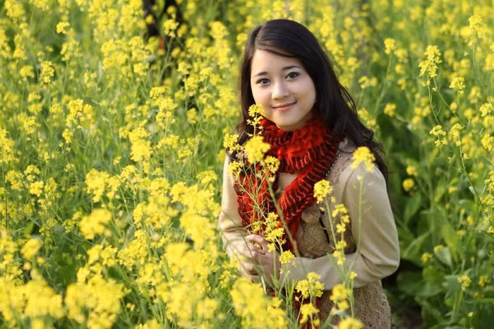 Bạn này là Phùng Thị Thanh Huyền, chụp trên đồng hoa cải. Cũng có thể xem như hoa cải tôn thêm nét mặt baby, nụ cười giản dị của bạn ấy.