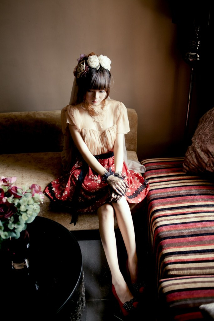 Váy hoa và áo hở vai kiểu náy đúng mode của thập niên 70