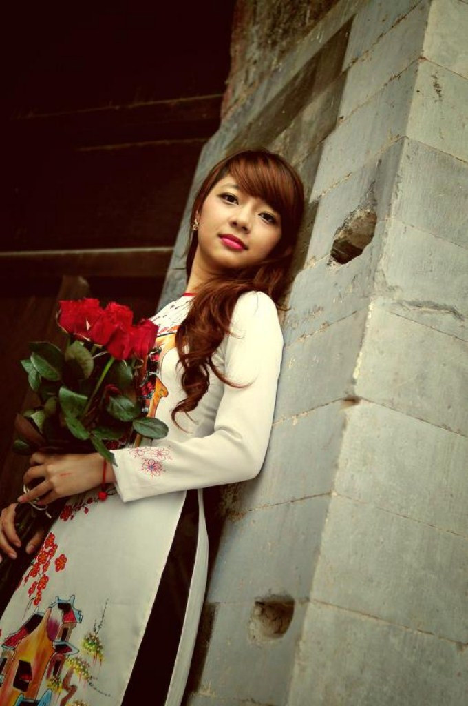 Trong tà áo dài truyền thống họa tiết phố cổ mùa xuân, Nguyễn Phương Ly mang đến nét đẹp đầy sức sống của người con gái Hà Nội. Trong tà áo dài truyền thống họa tiết phố cổ mùa xuân, Nguyễn Phương Ly mang đến nét đẹp đầy sức sống của người con gái Hà Nội.