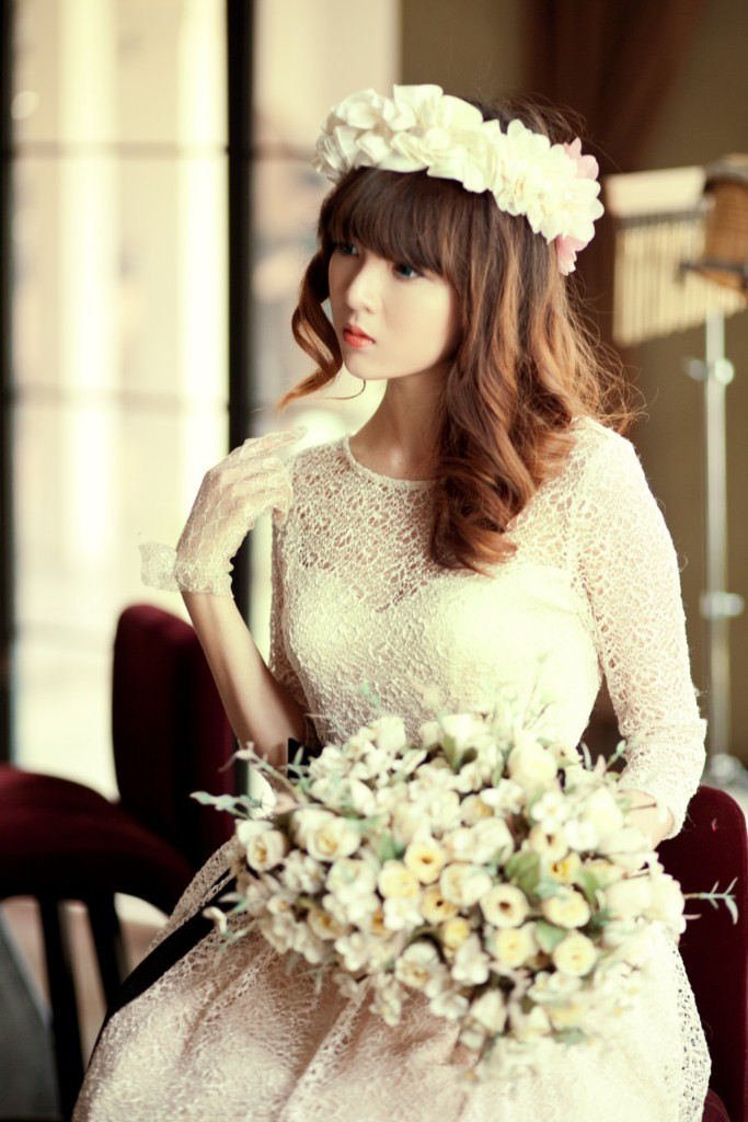 Liily Luta thể hiện hình ảnh đáng yêu và sang trọng của mình trong những bộ váy đầy duyên dáng, thanh lịch đi kèm với những món đồ trang sức phù hợp.