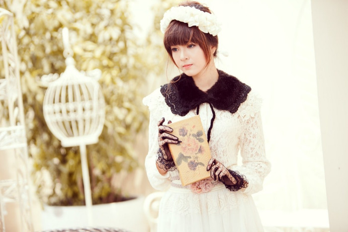 Chiếc váy ren trắng cao cổ kết hợp với phụ kiện và cách trang điểm không khác gì những quý cô kiều diễm thời xưa.