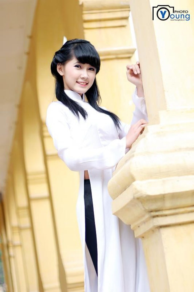 Bóng hồng Đào Phương Thảo ấn tượng với hình ảnh mái tóc dài, cặp lửng sau lưng, dáng hình mảnh mai, thon thả trong chiếc áo dài trắng tinh khôi. Bóng hồng Đào Phương Thảo ấn tượng với hình ảnh mái tóc dài, cặp lửng sau lưng, dáng hình mảnh mai, thon thả trong chiếc áo dài trắng tinh khôi.