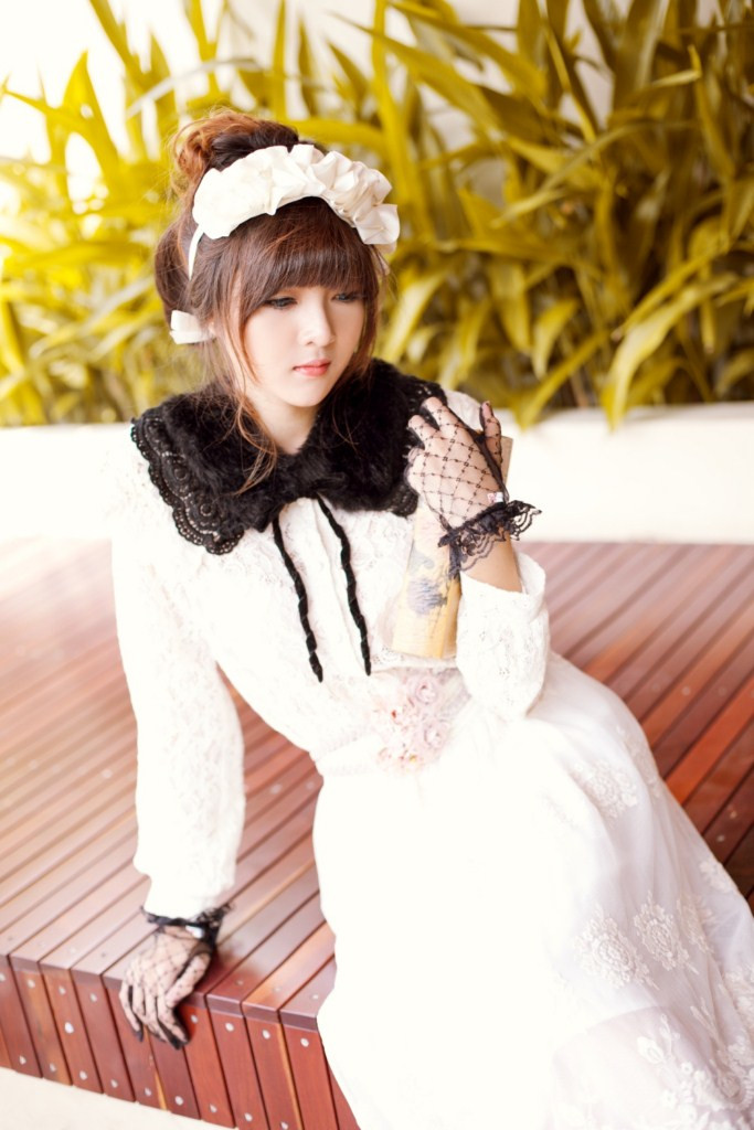 Từ ánh mắt, cách tạo dáng đến phục trang, tất cả đều hài hòa, tạo nên vẻ đẹp cuốn hút của Lilly Luta