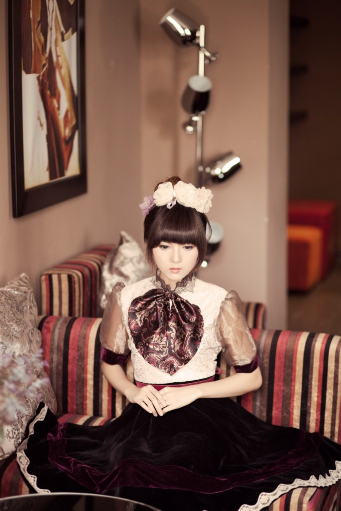 Những chiếc váy liền tiết tấu từ những thập niên 50, càng làm tăng vẻ đẹp sang trọng, nữ tính và ngọt ngào.