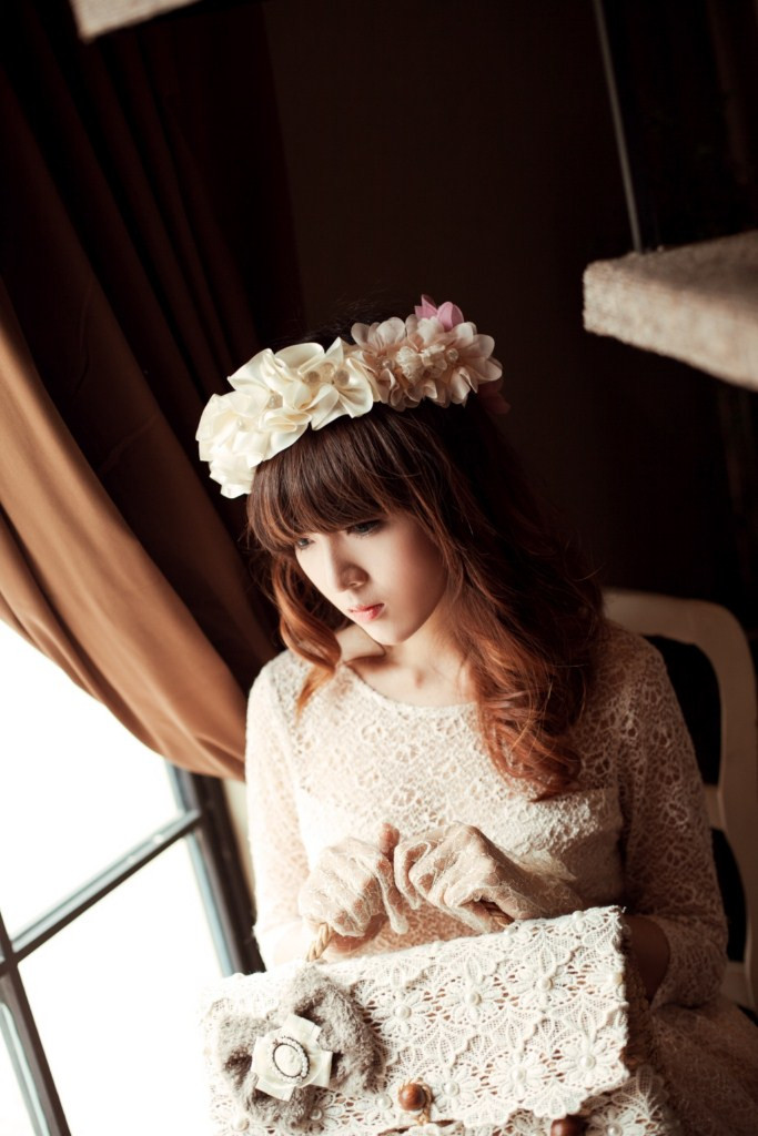 Những chiếc váy có thân trên bó sát, vành váy rộng một cách mềm mại đã tạo nên cho người mặc một cảm giác yểu điệu dịu dàng, ngây thơ và đẹp quyến rũ