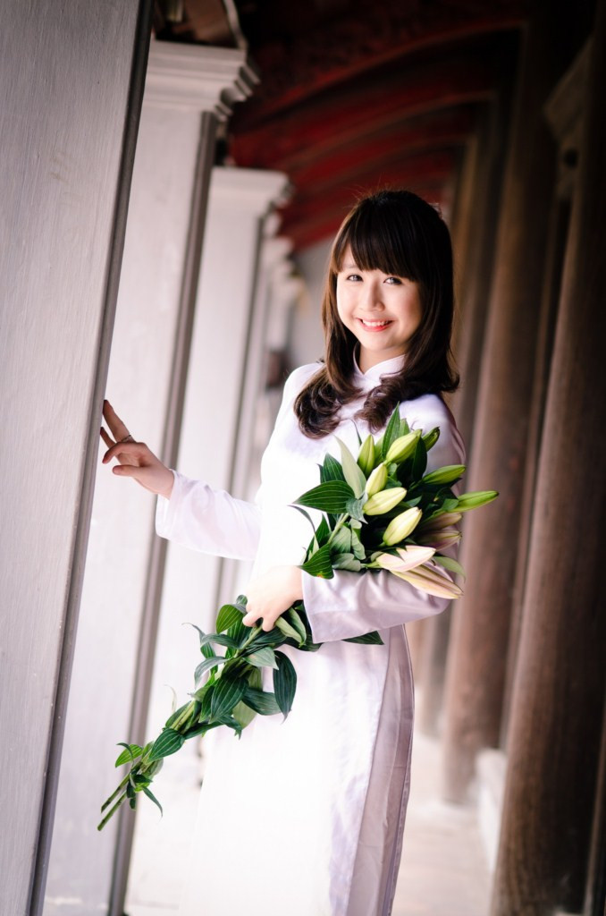 E ấp bên đóa ly chúm chím, trong khung cảnh Văn Miếu Quốc Tử Giám, Phí Quỳnh Anh mang vẻ đẹp thánh thiện, thanh lịch của người con gái Hà Nội. E ấp bên đóa ly chúm chím, trong khung cảnh Văn Miếu Quốc Tử Giám, Phí Quỳnh Anh mang vẻ đẹp thánh thiện, thanh lịch của người con gái Hà Nội.