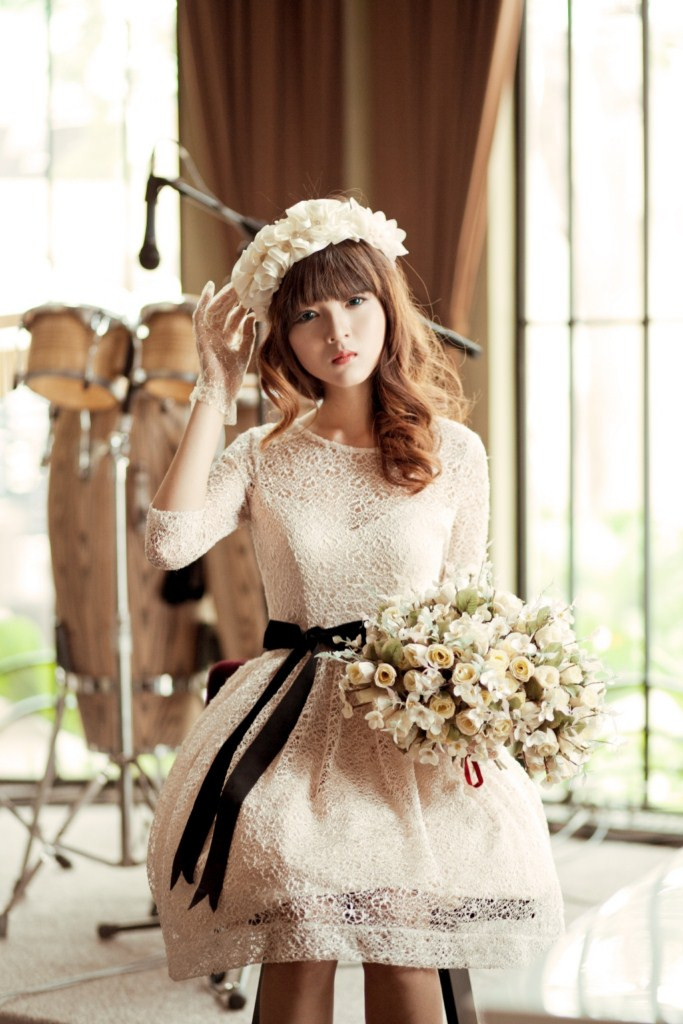 Với những chiếc váy liền được thiết kế một cách tinh tế giúp Lilly Luta khéo léo khoe vẻ dịu dàng